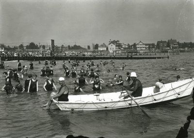 Barque et nageurs dans l