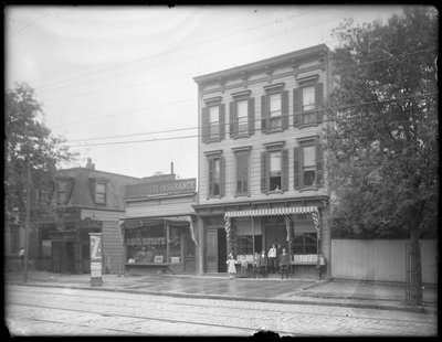 Sept enfants posent devant une branche non identifiée de la bibliothèque publique de Queens Borough, New York, vers 1910 - William Davis Hassler