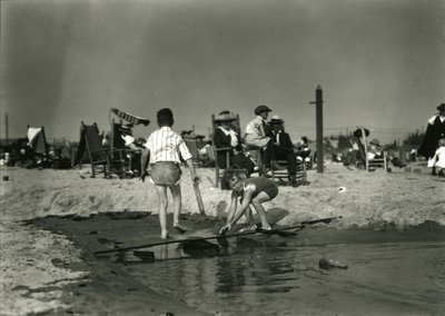 Deux enfants jouent avec des morceaux de bois dans les bas-fonds, Coney Island, vers 1910-21 - William Davis Hassler