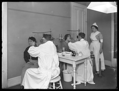 Deux patients examinés, Salle d