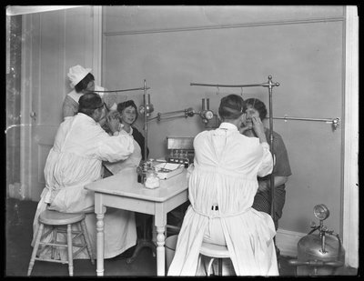 Deux patients examinés, salle d