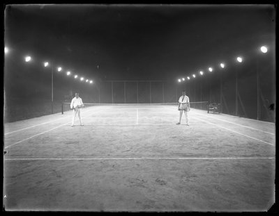 Deux jeunes hommes sur un court de tennis en terre battue non identifié la nuit, juillet 1915 - William Davis Hassler