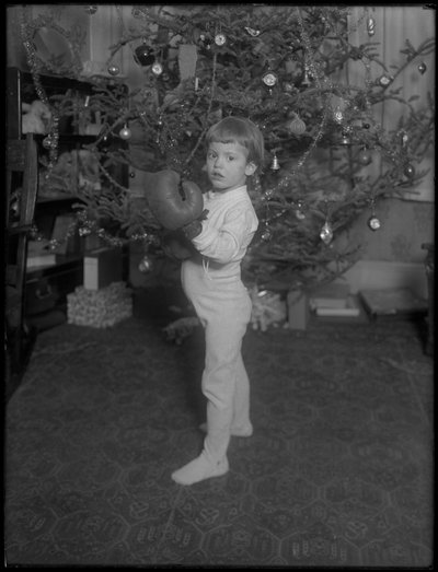 Enfant non identifié devant un sapin de Noël portant des gants de boxe, 1915-16 - William Davis Hassler