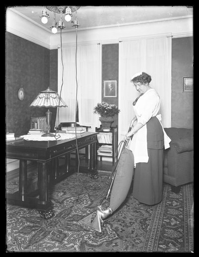 Femme non identifiée démontrant l