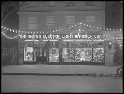 Vitrine de la United Electric Light and Power Company décorée pour la 