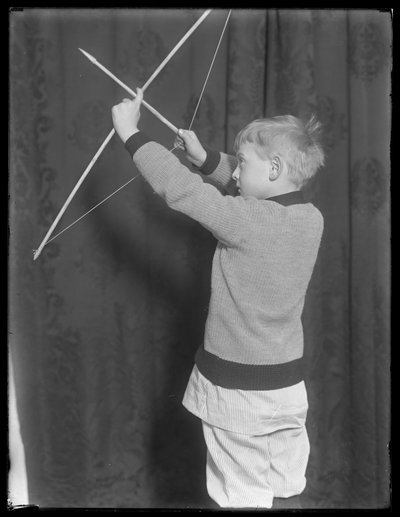 William Gray Hassler posant avec un arc et une flèche, c.1912 - William Davis Hassler