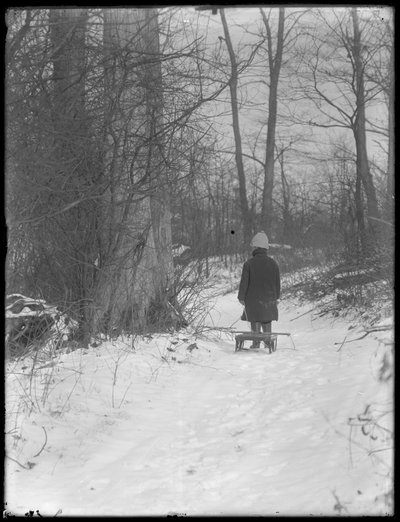 William Gray Hassler tirant son traîneau à travers les bois enneigés, vers 1912 - William Davis Hassler