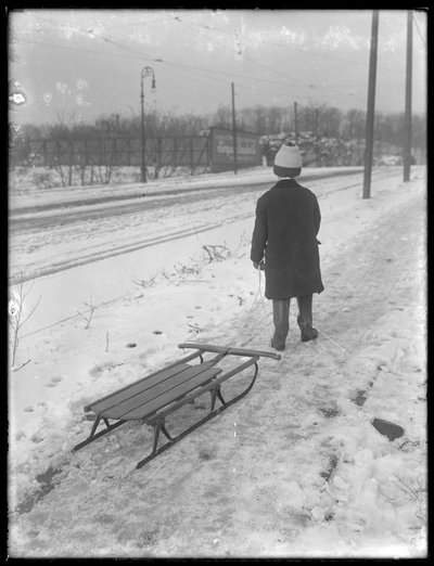 William Gray Hassler avec son nouveau traîneau, vers 1912 - William Davis Hassler