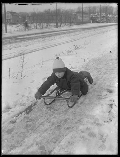 William Gray Hassler avec sa nouvelle luge, c.1912 - William Davis Hassler