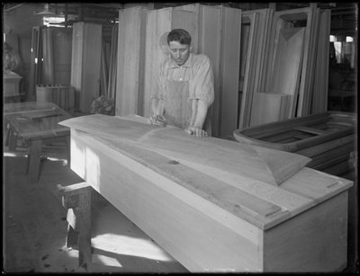 Ouvrier ajustant une pièce de couvercle de cercueil, Oneida, New York, 3 avril 1916 - William Davis Hassler