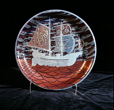 Plat avec lustre argenté, avec un galion naviguant sur une mer rouge en lustre - William de Morgan