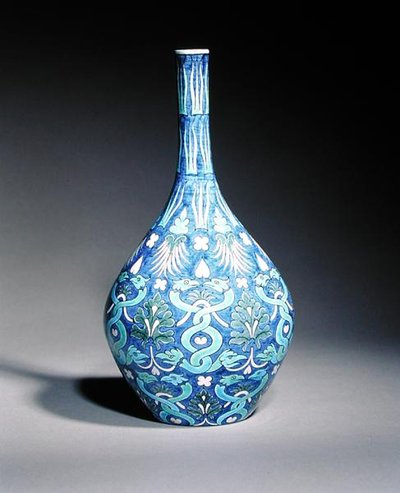 Grand vase en forme de bouteille décoré dans le style persan avec des serpents entrelacés et des motifs de feuilles, peint par James ou John Hersey - William de Morgan