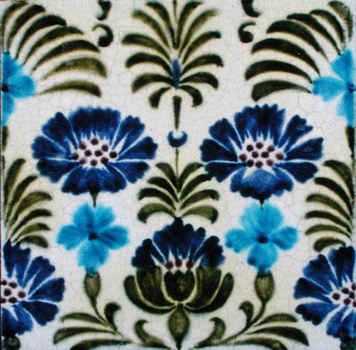 Carreau avec motif floral de style persan - William de Morgan