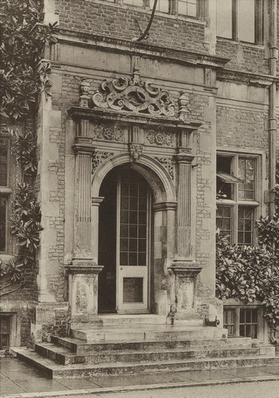 Porte, Dans la cour, Maison Hatfield (photo n/b) - William Galsworthy Davie