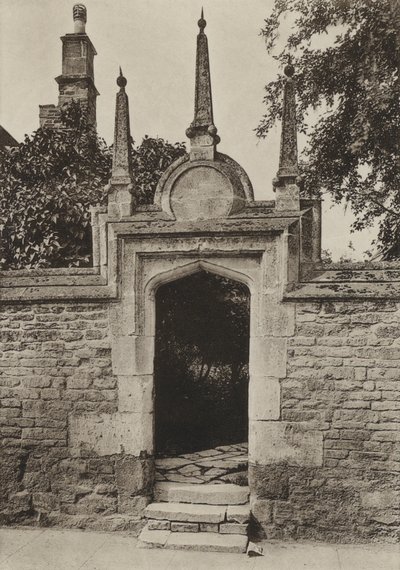 Porte, Maisons de charité Paynis, Oundle (photo n/b) - William Galsworthy Davie