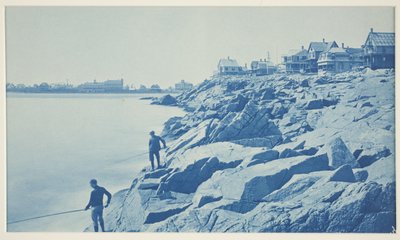 Deux hommes pêchant depuis des rochers dans une station balnéaire - William H. Cades