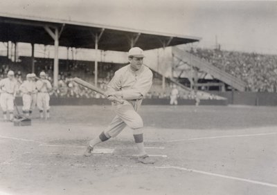 Mike Donlin, voltigeur des Pittsburgh Pirates, prenant un swing d