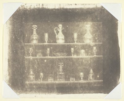 Articles en verre sur trois étagères - William Henry Fox Talbot