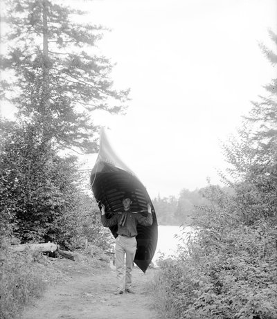 Transport de canoë dans les montagnes Adirondack - William Henry Jackson