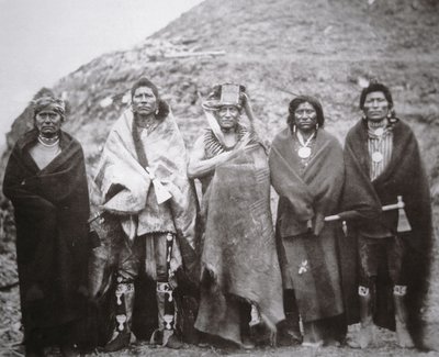 Peuple Pawnee devant une loge tribale en terre, c.1869 - William Henry Jackson