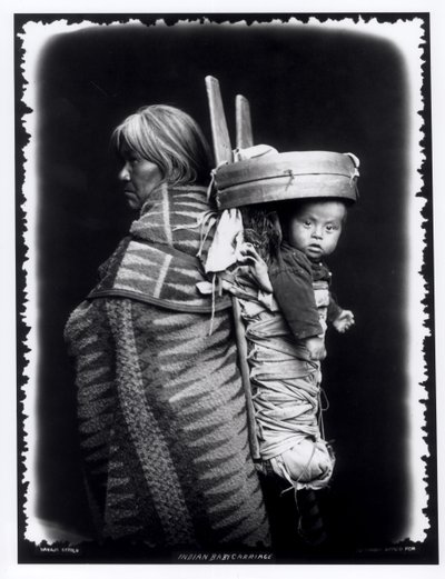 Femme Navajo portant un bébé sur son dos, vers 1914 - William Carpenter