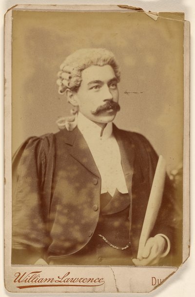 [Homme en perruque blanche, moustache sombre, tenant des papiers] - William Lawrence