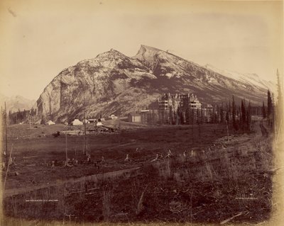 Twin Peaks et C.P.R. Hotel, Banff - William McFarlane Notman