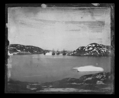Vue à travers une baie vers les navires de recherche Franklin sous le commandement du capitaine Belcher - William Thomas Domville