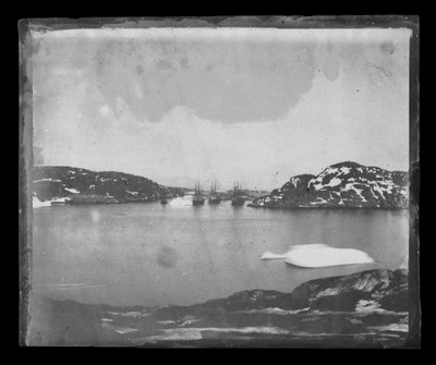 Vue à travers une baie vers les navires de recherche Franklin sous le commandement du capitaine Belcher - William Thomas Domville
