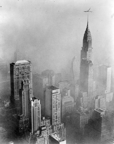 Le smog obscurcit la vue du Chrysler Building depuis l