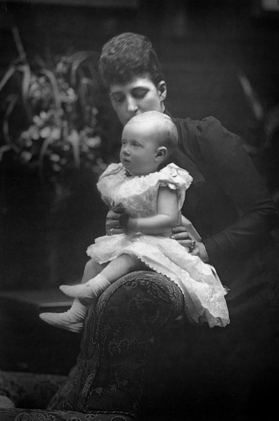 Princesse Louise 1867-1931 avec sa fille la princesse Alexandra 1891-1959, 1893 - William and Daniel Downey