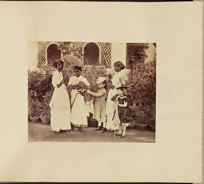 [Enfants caucasiens avec Ayahs] - Willoughby Wallace Hooper
