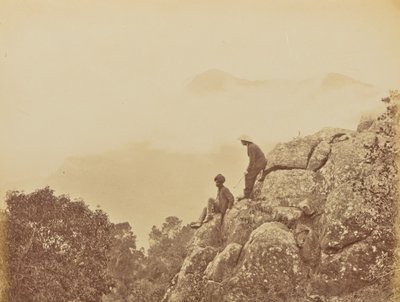 [Hommes debout sur des formations rocheuses] - Willoughby Wallace Hooper