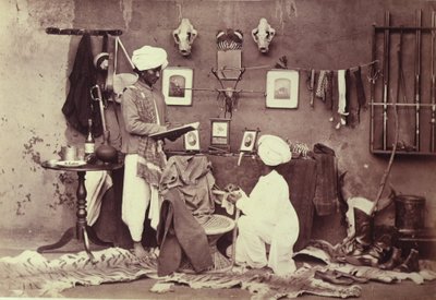 Deux serviteurs indiens montrés dans un intérieur domestique arrangé, de la 