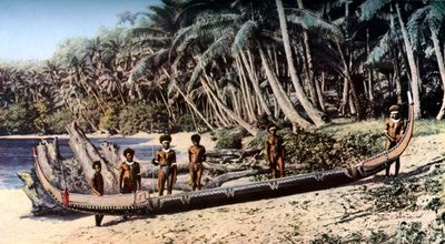 Canoë indigène sur une plage ombragée de palmiers, Îles Salomon, vers 1923 - York and Son