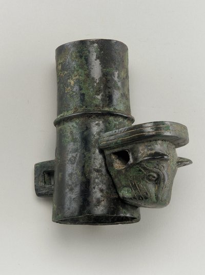 Enjoliveur avec goupille moulée en forme de tête féline (bronze) - Zhou Dynasty Chinese School