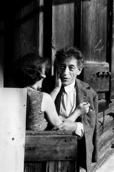 Alberto Giacometti dans son atelier, avec sa femme Annette Arm (photo n/b) - John Pardon