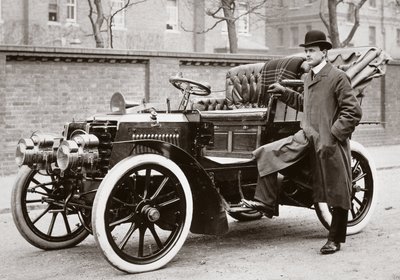C S Rolls à côté d