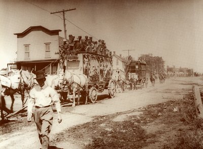 Le cirque arrive en ville, vers 1905 - . .