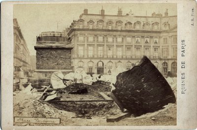 Commune de Paris (1871) : ruines sur la Place Vendôme à Paris. Photographie 1871. Dim. 16,5x10,8 cm - Frederick (attr. to) Barnard
