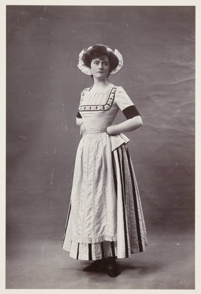 Portrait édouardien, femme en robe du XVIIIe siècle - John Pardon