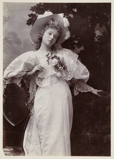 Portrait édouardien, femme en robe de dentelle - John Pardon
