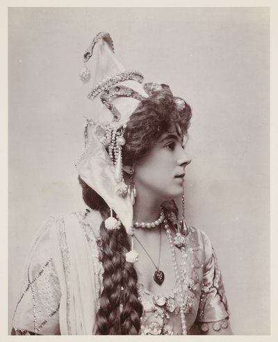 Portrait édouardien, femme en costume exotique - John Pardon