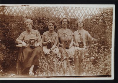 Quatre femmes avec des appareils photo Kodak, y compris des appareils Brownie, vers les années 1900 - Frederick (attr. to) Barnard