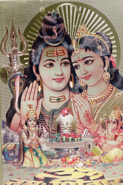 Dieu Shiva et déesse Parvati avec leur fils Ganesha - . .