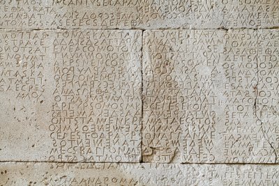 Code de Gortyne, inscription en grec. moitié du 5e siècle av. J.-C. - . .