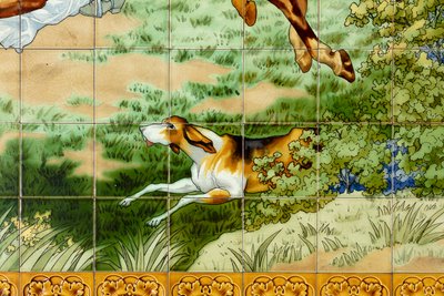 Vue intérieure, panneau de carreaux, peintre Furcy Ernest Tondeur, exécutant Boch Frères La Louvière, premier panneau, scène de chasse avec trois cavaliers, détail - . .