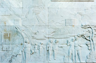 Relief en marbre représentant des personnes ; Grande Muraille ; section Jinshanling ; République populaire de Chine - Frederick (attr. to) Barnard