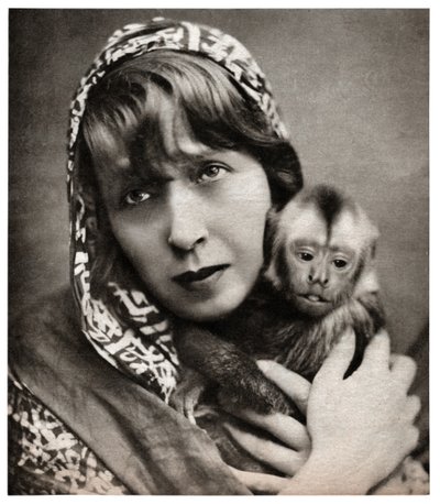 Mistinguett avec un petit singe - . .