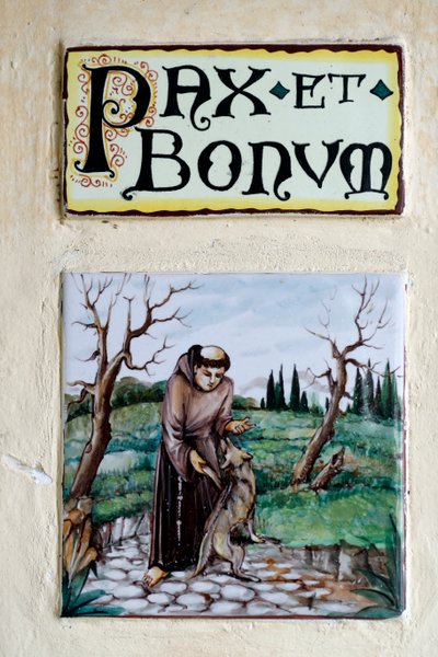 Pax et Bonum : devise latine et salutation répandue parmi les Franciscains et dans la Catholicité. Monterosso al Mare. Italie. - . .